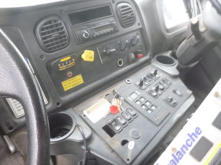 2017-freightliner-m2-106-image-16