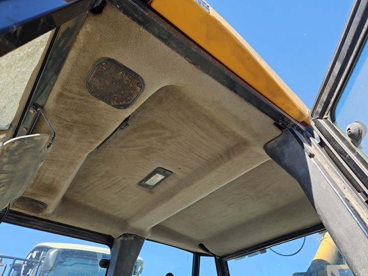 2004-caterpillar-420d-image-9