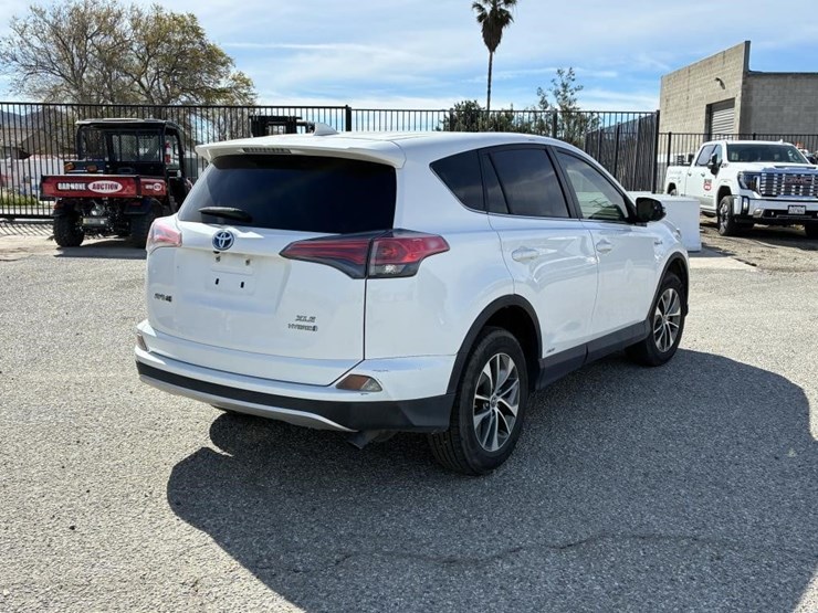 2016-toyota-rav4-image-3