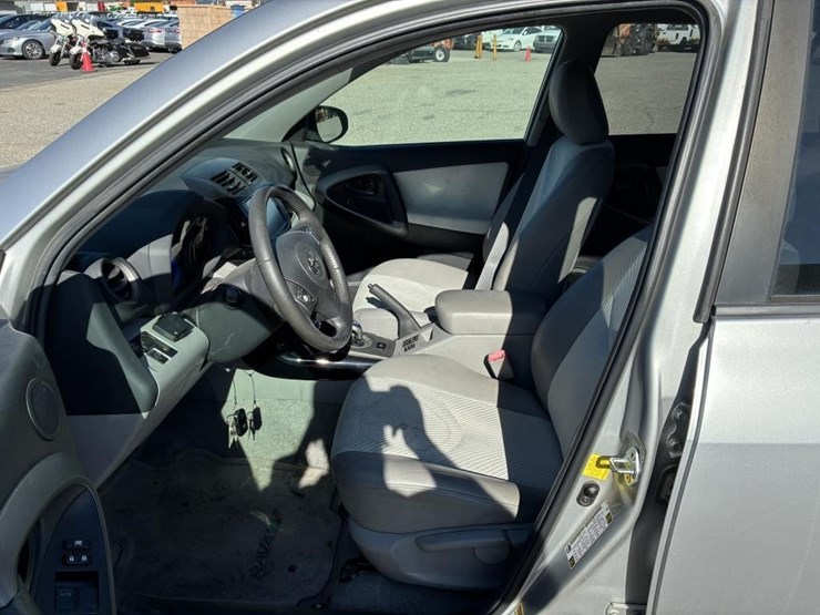 2014-toyota-rav4-image-13