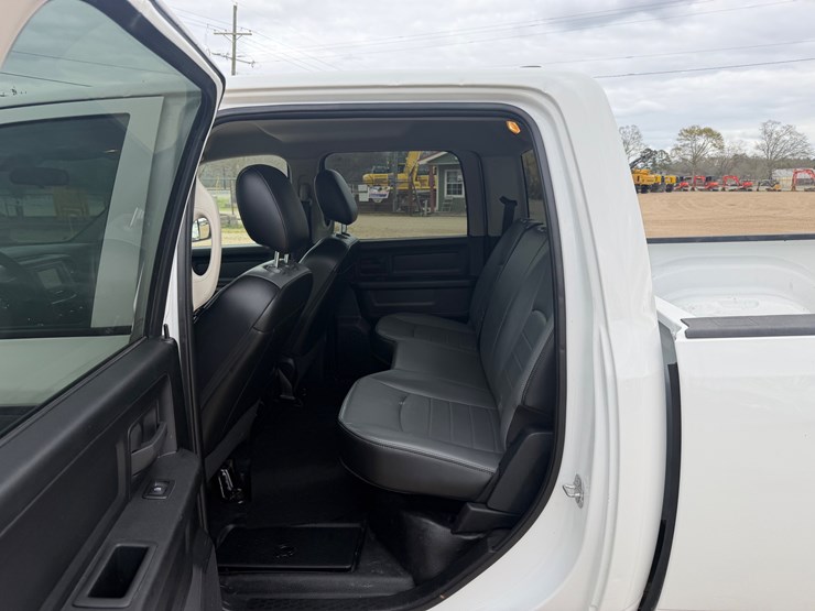 2022-ram-1500-classic-image-6