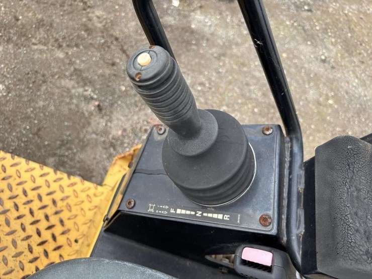 caterpillar-cb24-image-23