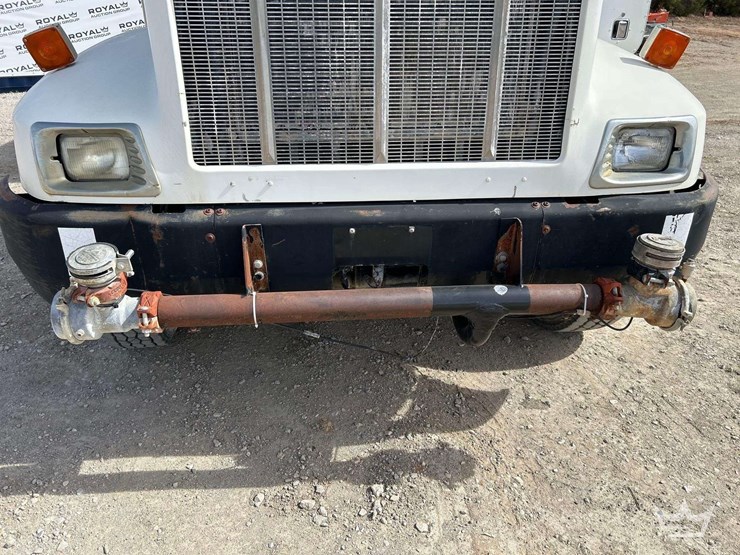 2001-peterbilt-330-image-31