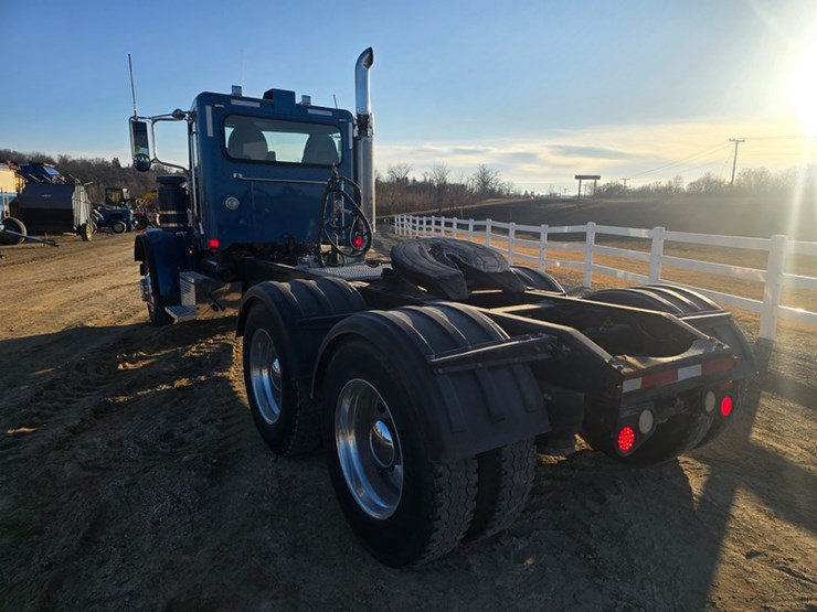 2010-peterbilt-367-image-3