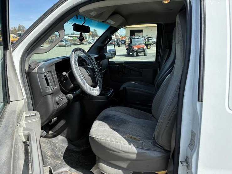 2016-chevrolet-express-2500-image-11