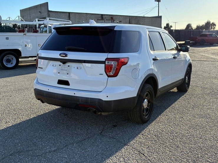 2016-ford-explorer-image-3
