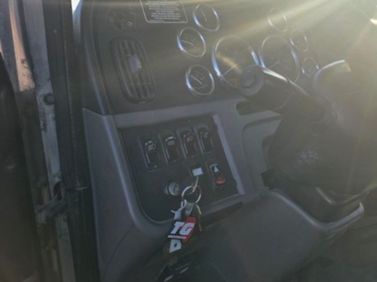 2010-peterbilt-367-image-25