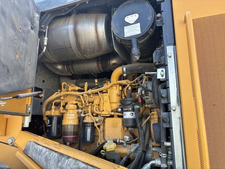 2018-deere-624k-image-25