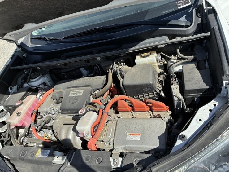 2016-toyota-rav4-image-6