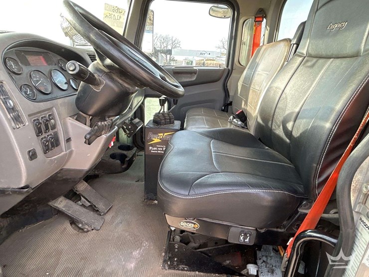 2015-peterbilt-337-image-14