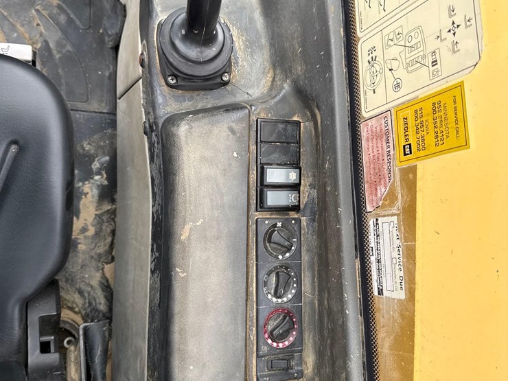 2011-caterpillar-th514-telehandler-image-24