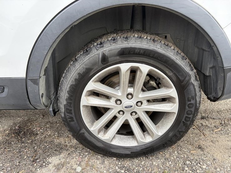 2016-ford-explorer-image-7