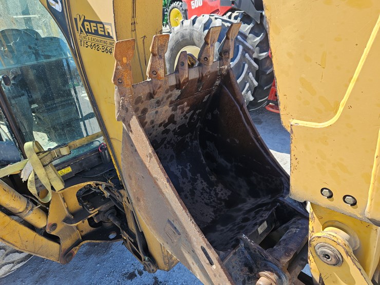 2004-caterpillar-420d-image-19