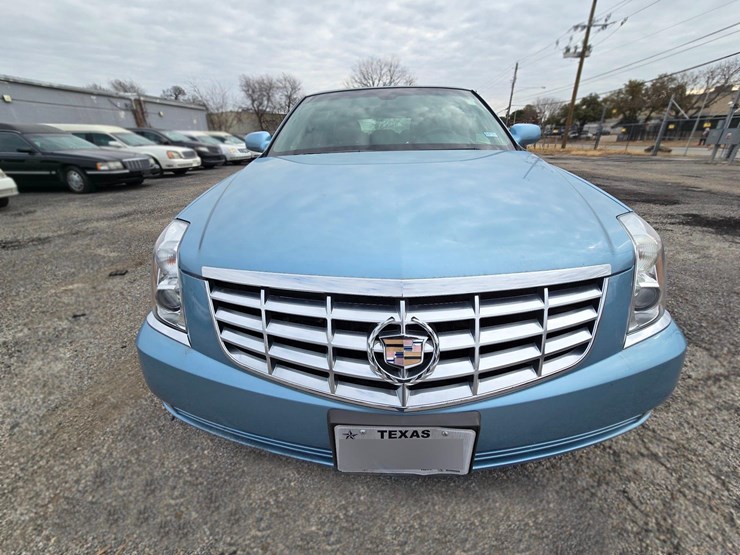 2006-cadillac-gm-superior-coach-6-door-limousine---only-21,567-miles-image-9