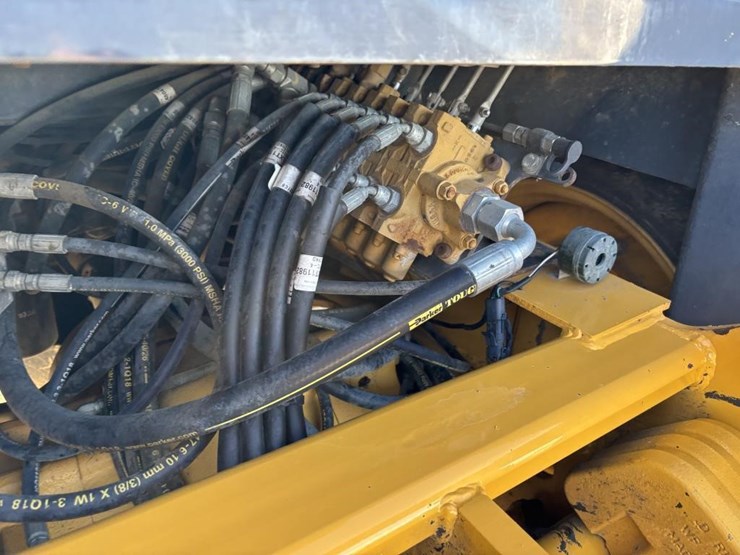 2018-deere-210lep-image-21