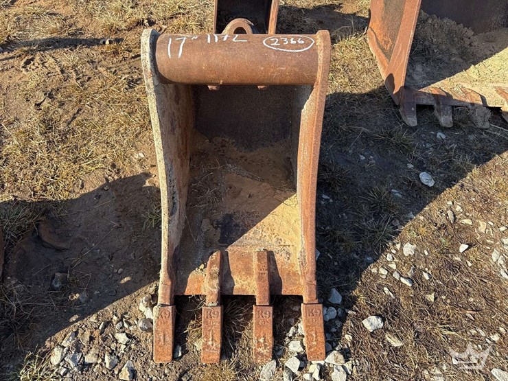 17in.-tooth-excavator-bucket-image-1