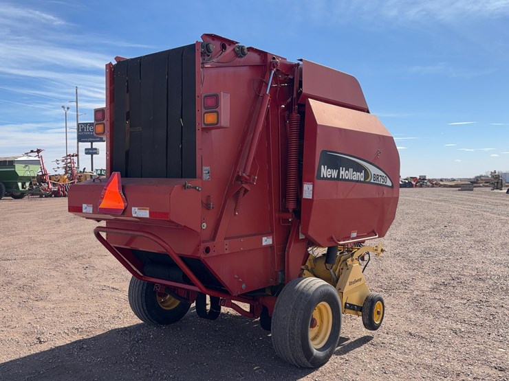 new-holland-br750-image-3