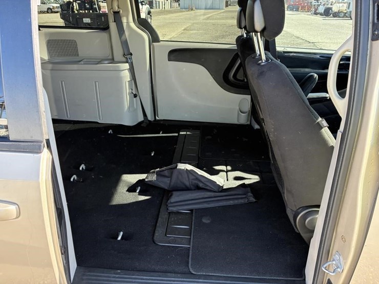 2014-dodge-grand-caravan-image-10