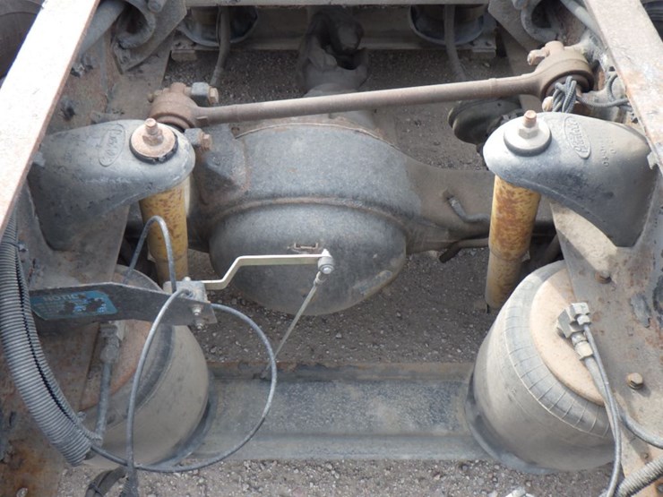 2001-peterbilt-387-image-9