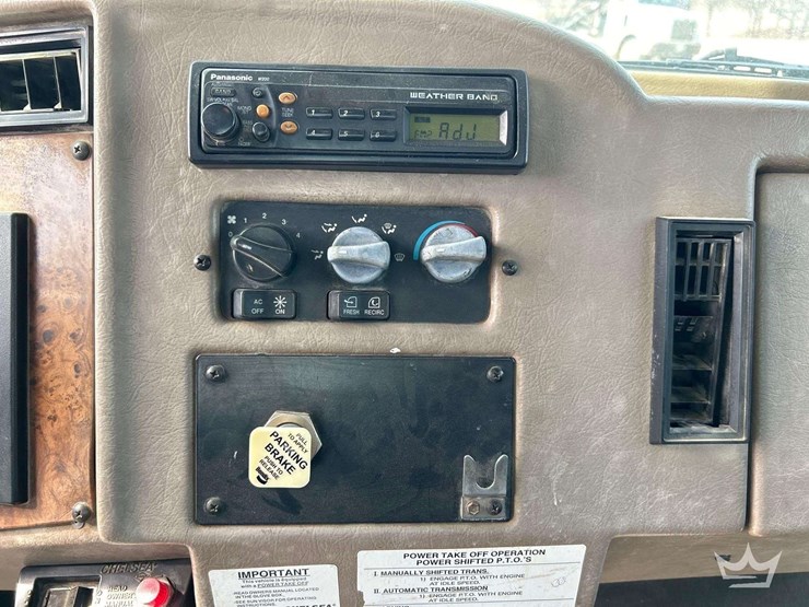 2001-peterbilt-330-image-18