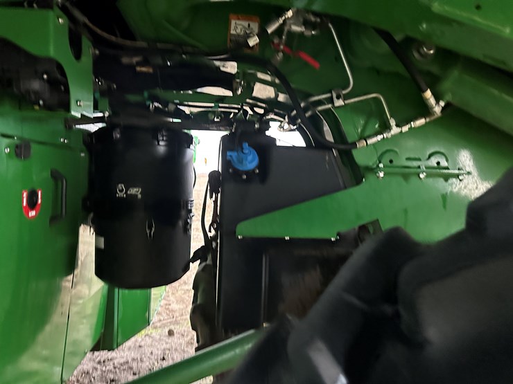 2021-john-deere-cp690-image-28