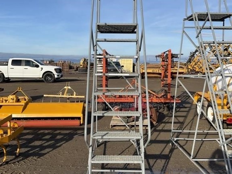 u-line-8.5'-portable-steel-step-ladder-image-2