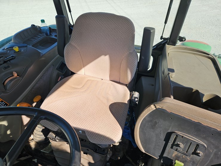 2015-john-deere-6105e-image-10