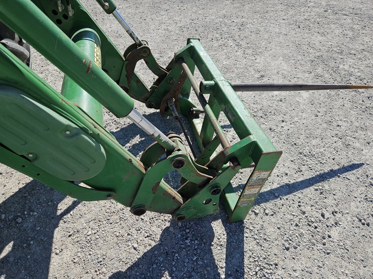 2015-john-deere-6105e-image-23