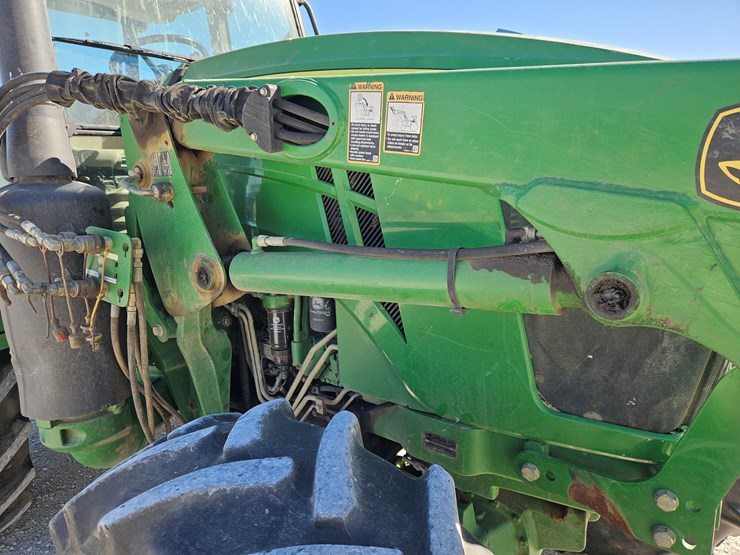 2015-john-deere-6105e-image-21