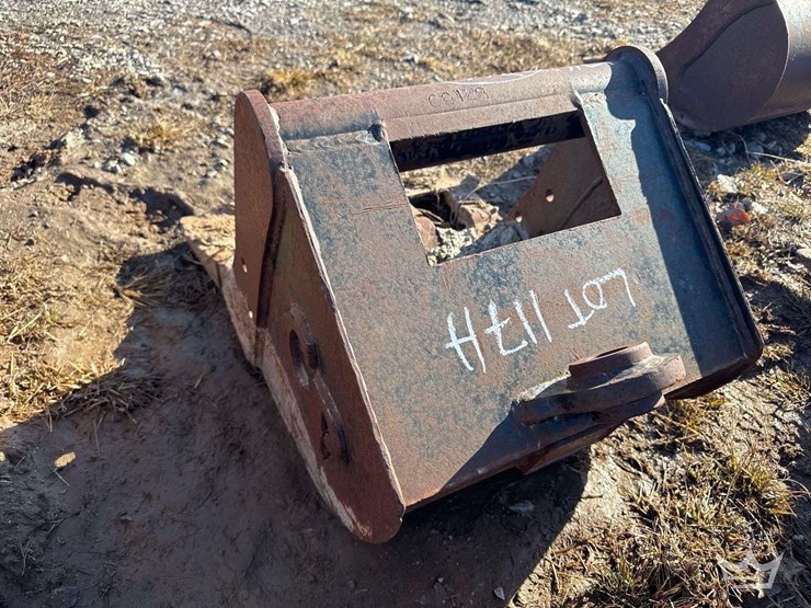 17in.-tooth-excavator-bucket-image-3