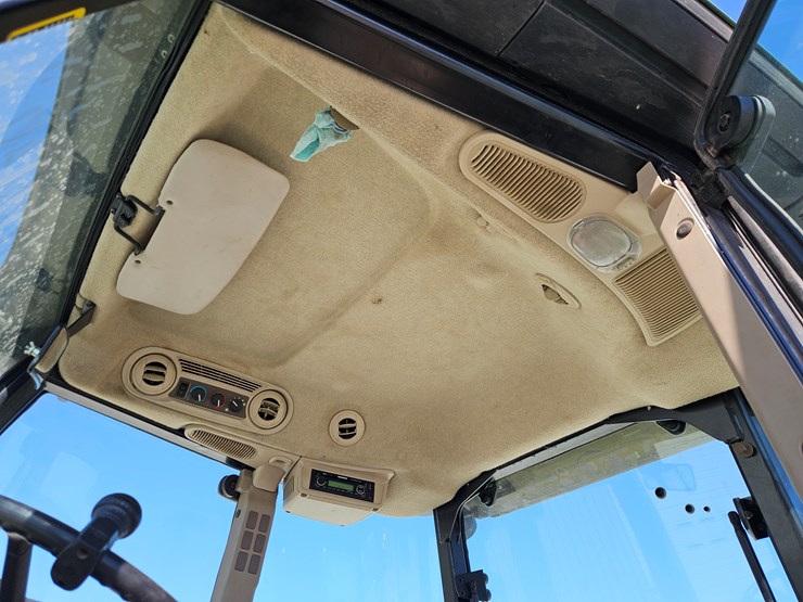 2015-john-deere-6105e-image-8