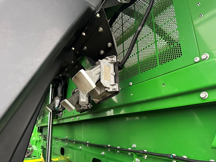 2021-john-deere-cp690-image-86