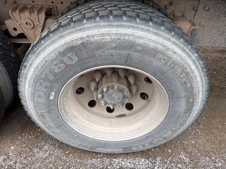 1999-volvo-vnl42t-dump-truck-image-17