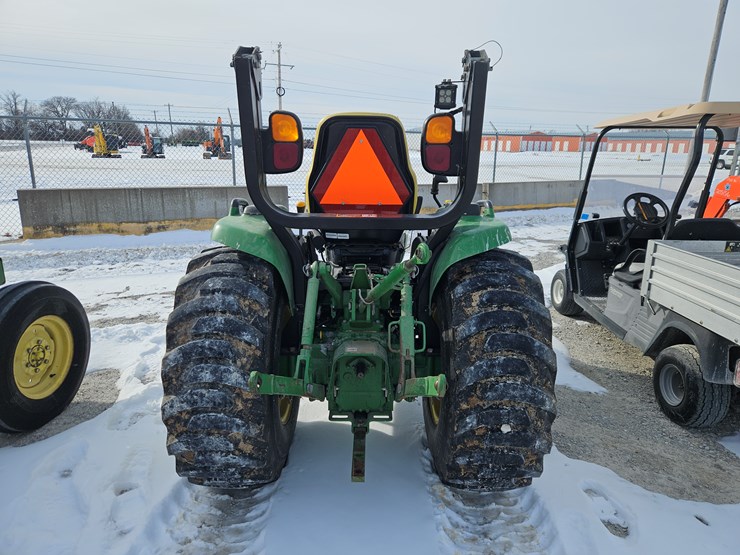 2017-john-deere-3033r-image-12