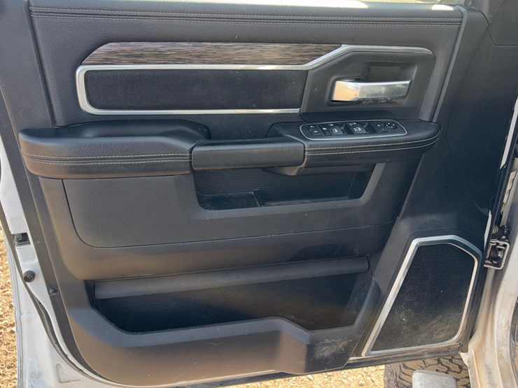 2020-ram-2500-laramie-image-21