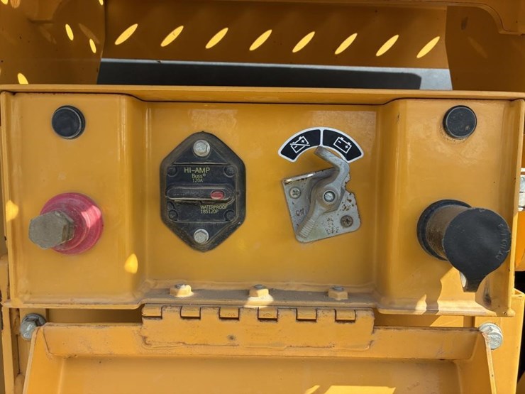 2018-deere-624k-image-27