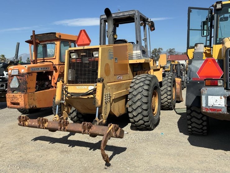 2015-case-570l-xt-image-3