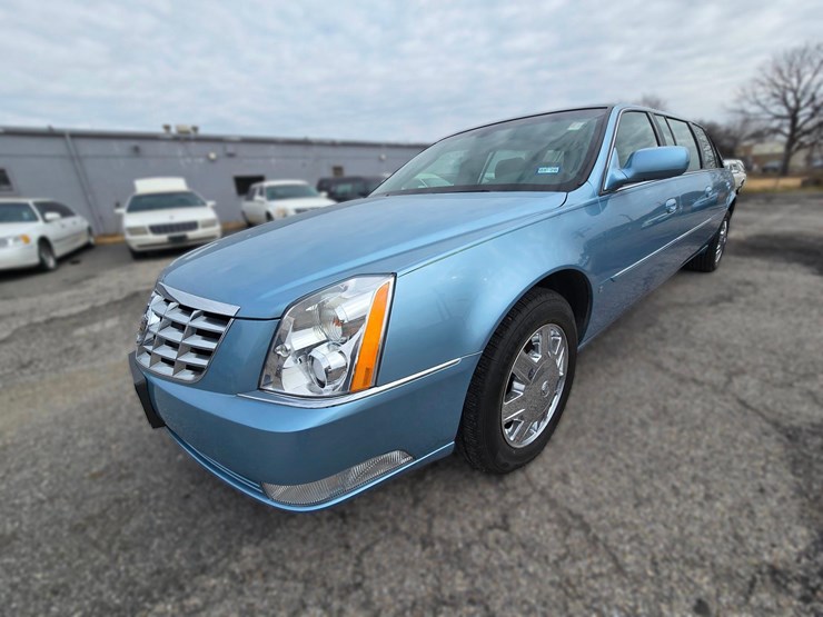 2006-cadillac-gm-superior-coach-6-door-limousine---only-21,567-miles-image-4