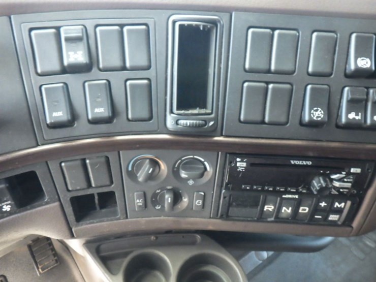 2017-volvo-vnl780-image-18