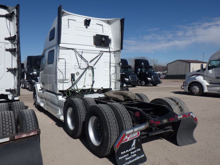 2017-volvo-vnl780-image-12