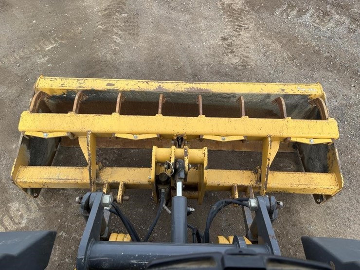 2017-deere-210l-image-21