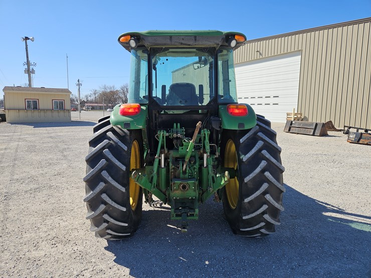 2015-john-deere-6105e-image-15