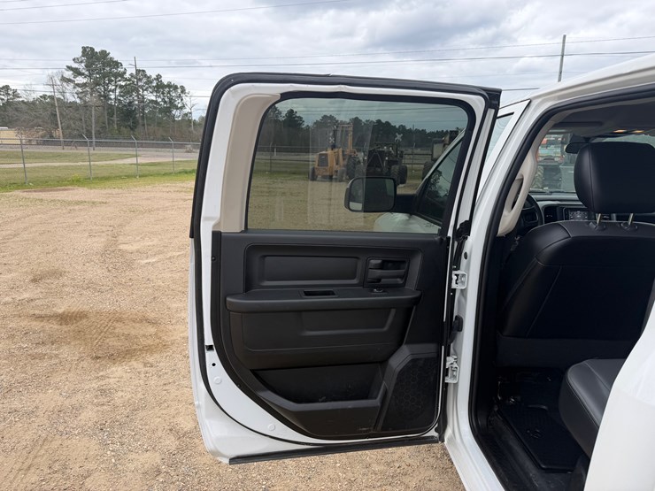 2022-ram-1500-classic-image-7