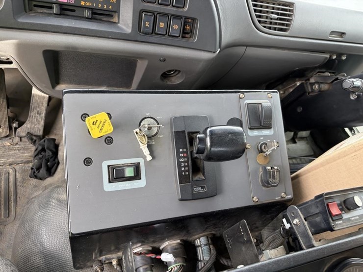 2009-gmc-t7500-image-15