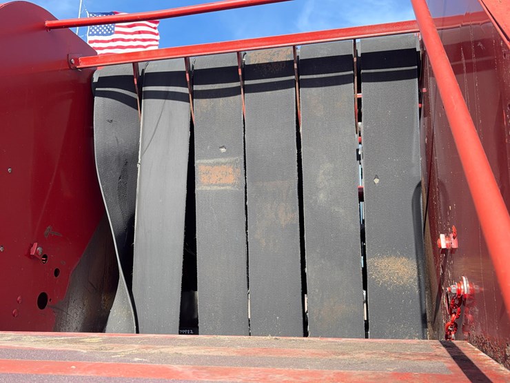 new-holland-br750-image-10