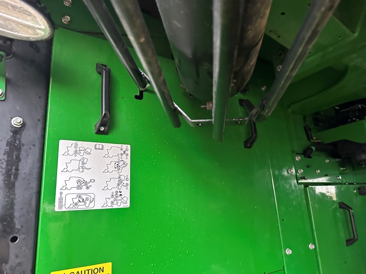 2021-john-deere-cp690-image-33