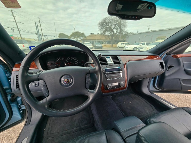 2006-cadillac-gm-superior-coach-6-door-limousine---only-21,567-miles-image-25