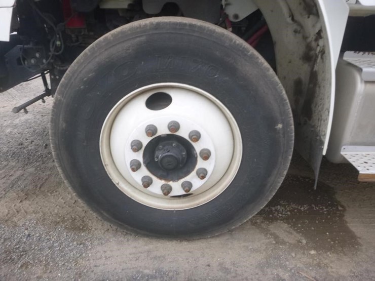 2017-freightliner-m2-106-image-24