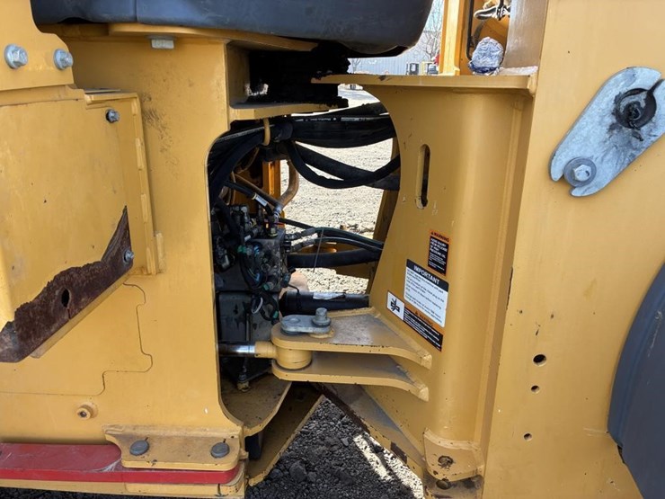 2018-deere-624-p-tier-image-14