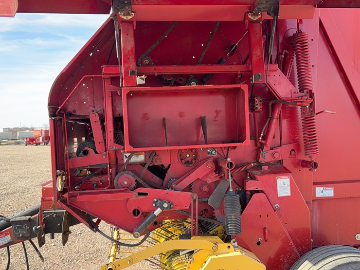 new-holland-br750-image-9